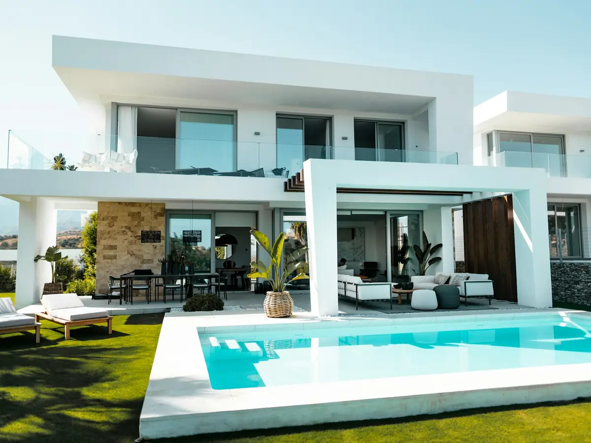 Havuzlu, beyaz modern villa
